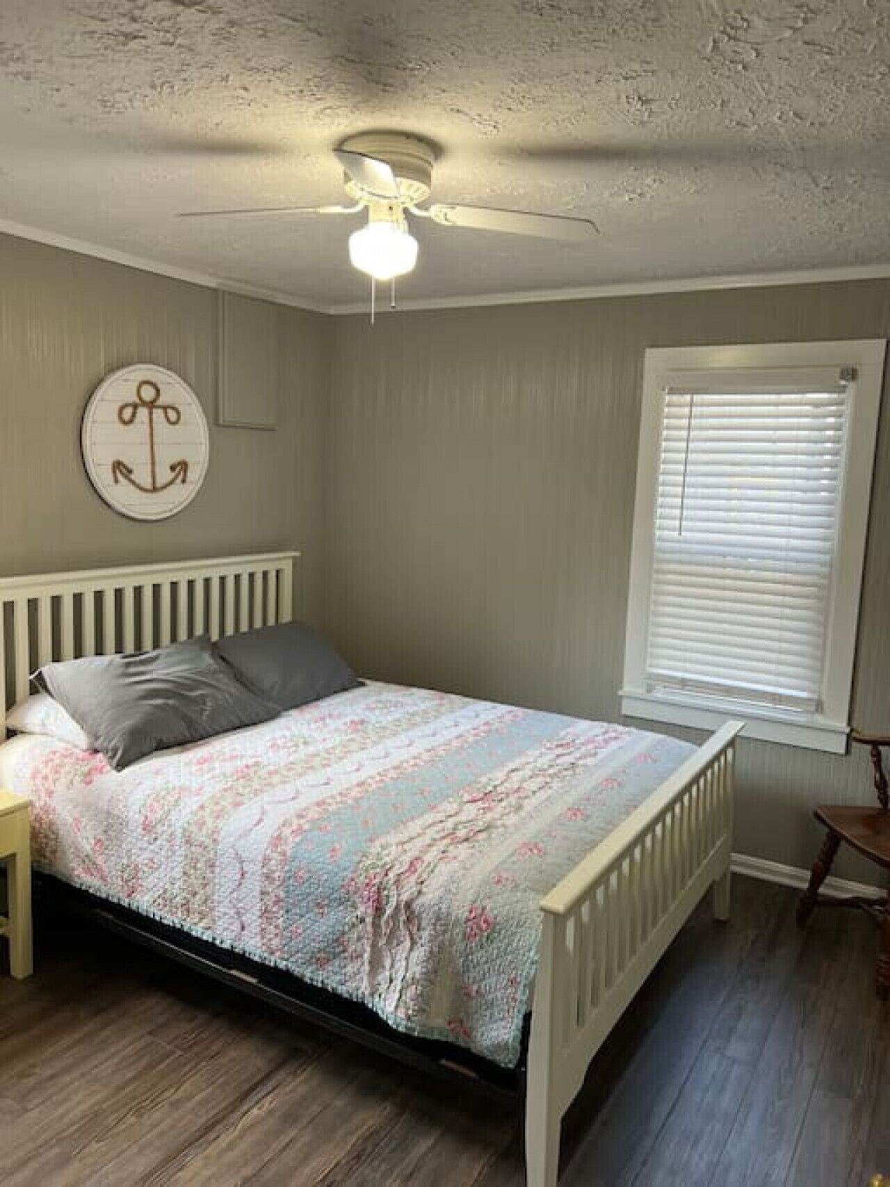 2 間睡房、書桌、熨斗/熨衫板、可攜式嬰兒床