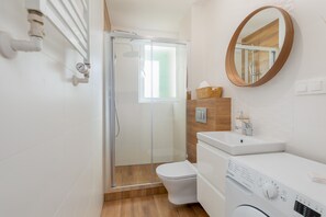 อพาร์ทเมนท์, 1 ห้องนอน, ระเบียง | ห้องน้ำ | ฝักบัว, ผ้าเช็ดตัว, กระดาษชำระ