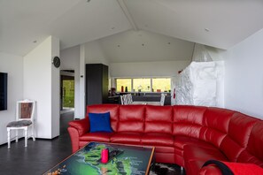 Casa estàndard, 3 dormitoris | Sala d'estar | Televisor de pantalla plana de 30 polzades amb canals per satèl·lit