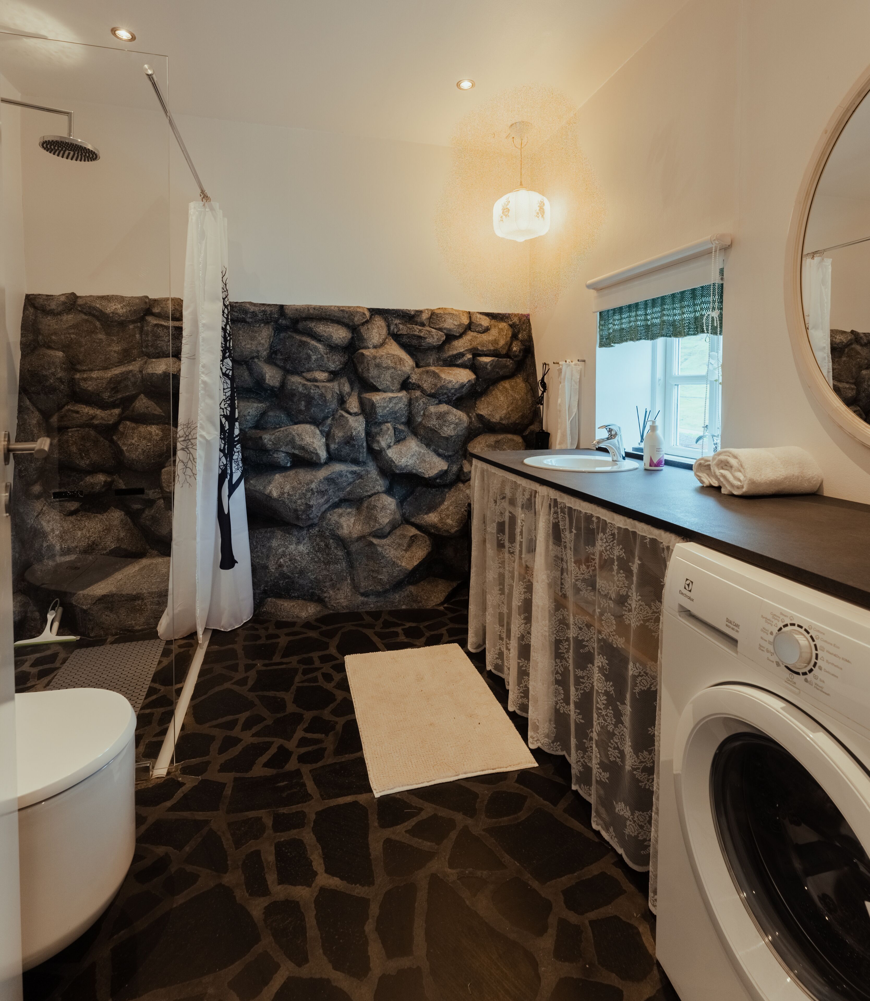 Luxury House, 2 Bedrooms | Bathroom | Shower, hair dryer, towels, soap