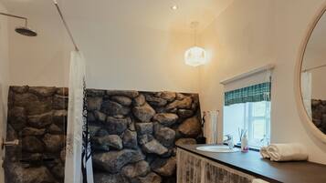 Luxury House, 2 Bedrooms | Bathroom | Shower, hair dryer, towels, soap