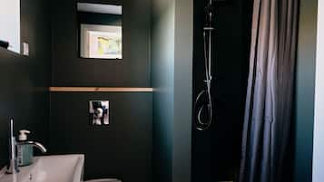 Estudio estándar | Baño | Regadera, secadora de cabello, toallas, jabón