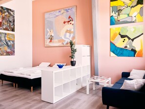 Studio – standard | Oppholdsområde | En 40-tommers Flatskjerm-TV med Parabol-TV samt oppvarmet gulv