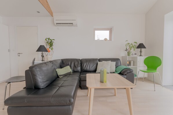 Casa | Sala de estar | Televisión de pantalla plana de 40 pulgadas con canales vía satélite 