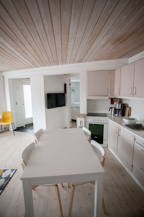 Apartment | Eigene Küche | Großer Kühlschrank, Mikrowelle, Ofen, Herdplatte