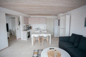 Apartment | Wohnbereich | 30-Zoll-Flachbildfernseher mit Satellitenempfang