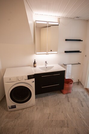 Apartment | Badezimmer | Dusche, Haartrockner, Fußbodenheizung (Badezimmer), Handtücher