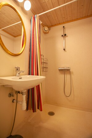 Studio, 1 lang enkeltseng | Bad | Dusj, håndklær, såpe og sjampo