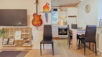 Studio, 1 Tempat Tidur Twin Besar | Area keluarga | Televisi layar datar 40-inci dengan saluran TV satelit