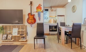 Studio, 1 lang enkeltseng | Oppholdsområde | En 40-tommers Flatskjerm-TV med Parabol-TV