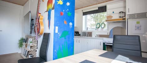 Studio, 1 lang enkeltseng | Oppholdsområde | En 40-tommers Flatskjerm-TV med Parabol-TV