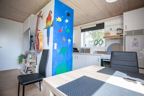 開放式客房, 1 張小型雙人床 | 起居區 | 40-吋平面電視，提供衛星頻道