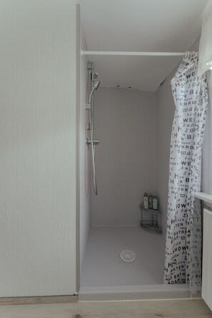 Casa de campo Confort, 3 habitaciones | Baño | Regadera, secadora de cabello, toallas, jabón 