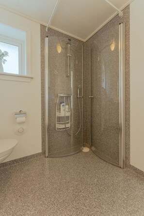 Standard-Haus | Badezimmer | Dusche, Haartrockner, Handtücher, Seife