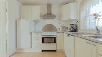 Casa estándar | Cocina privada | Refrigerador con congelador, microondas, horno y parrilla de estufa