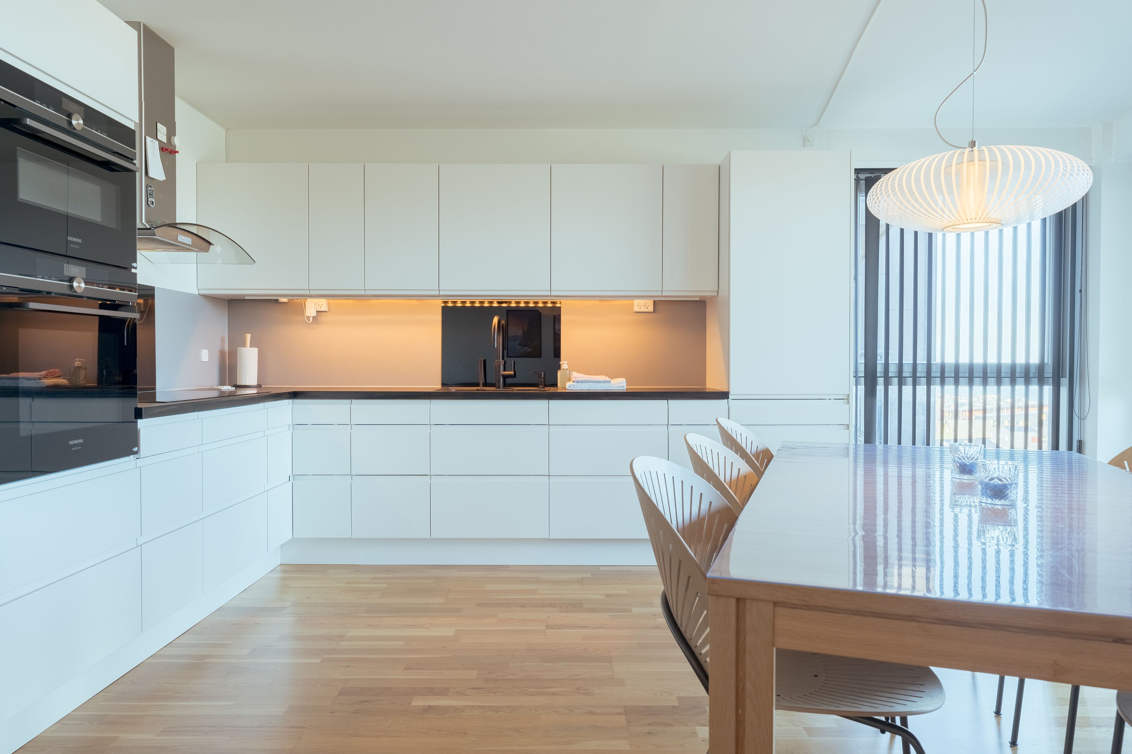 Apartment | Eigene Küche | Wasserkocher mit Kaffee-/Teezubehör, großer Kühlschrank, Mikrowelle