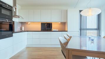 Apartment | Eigene Küche | Wasserkocher mit Kaffee-/Teezubehör, großer Kühlschrank, Mikrowelle