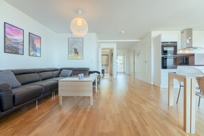 Appartement | Salle de séjour | Télévision à écran plat de 40 pouces avec chaînes par satellite