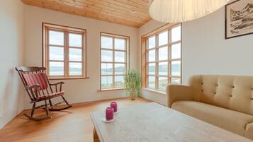 Ferienhaus | Wohnzimmer | 40-Zoll-Flachbildfernseher mit Satellitenempfang, Fußbodenheizung
