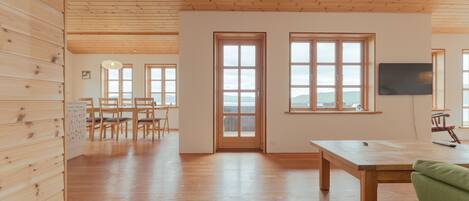 Casa | Sala de estar | Televisión de pantalla plana, piso con calefacción y oficina