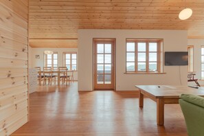 House | Living room | 40-inch flat-screen TV with satellite channels, heated floors, offices - Nordic Serenity | Amazing Sea And Mountain View (Kirkjubøur)