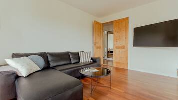 Appartement | Woonkamer | Een 40-inch flatscreentelevisie met satellietzenders