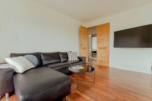 Apartamento | Sala de estar | Televisión de pantalla plana de 40 pulgadas con canales por satélite