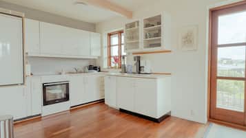 Appartement | Privékeuken | Een koelkast met diepvriezer, een oven, een kookplaat, een vaatwasser