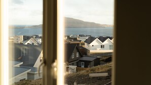 Zona residencial costera con casas y vistas al mar.