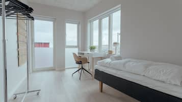 Apartment, 4 Bedrooms, Sea View | 2 bedrooms, individually decorated, individually furnished, desk