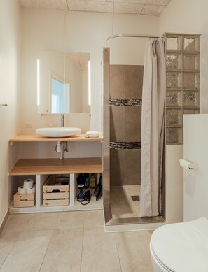 Standard Apartment, 2 Bedrooms | Bathroom