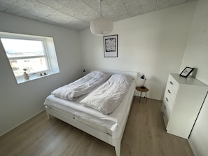 Apartment | 2 bedrooms, individually decorated, individually furnished - New 2 Br Apt | Ocean View (Hoyvík)