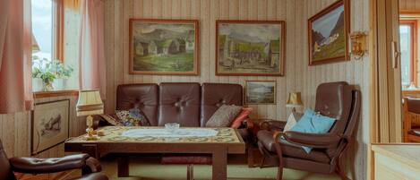 House | Living room | 30-inch flat-screen TV with satellite channels