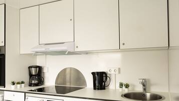 Mobile Home | Private kitchen | Mini-fridge, oven, stovetop, dishwasher