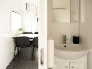 Mobile Home | Salle de bain | Douche, sèche-cheveux, serviettes fournies, savon