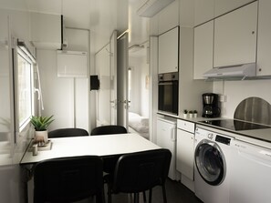 Husvogn | Eget kjøkken | Minikjøleskap, ovn, kokeplater og oppvaskmaskin