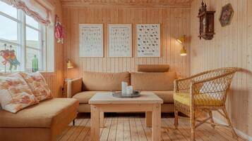 House | Living room | 40-inch flat-screen TV with satellite channels