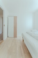 1 habitación, decoración personalizada, muebles diferentes y cunas 