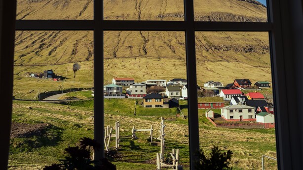 A view of a small town with houses and a hill in the background. - Lovely 4-Br House | Sea View | Nature (Oyndarfjørður)