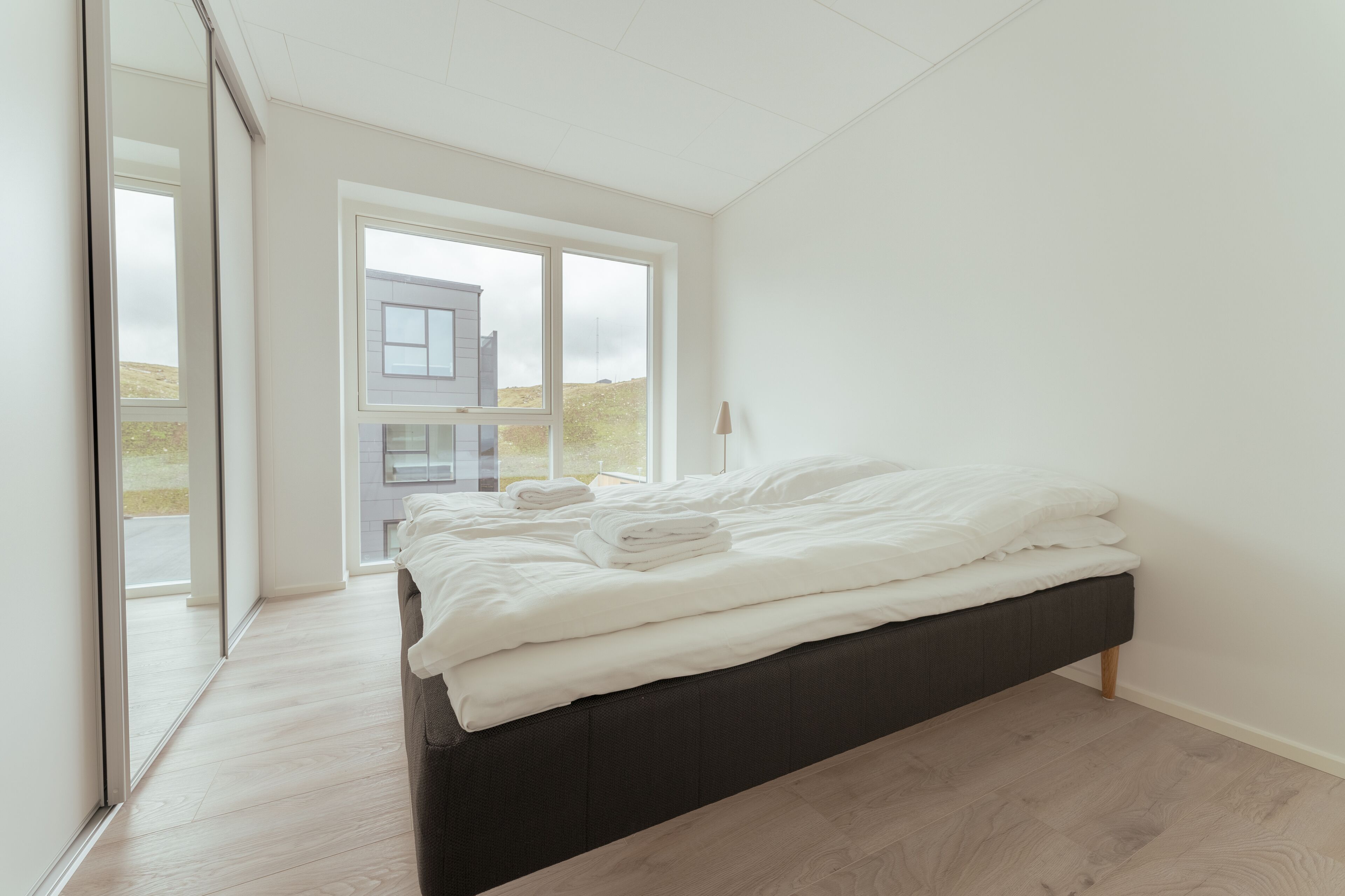 公寓 | 2 多间卧室、特色装修、特色家居、办公桌