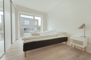 Apartamento | 2 dormitorios, decoración individual, mobiliario individual y escritorio