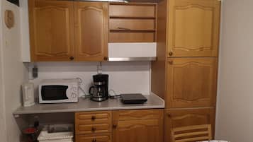 Standard Triple Room, 1 Bedroom | Private kitchenette