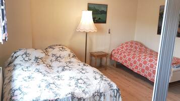 Habitació triple estàndard, 1 dormitori | Decoració individual, mobiliari individual, cortines opaques i bressols