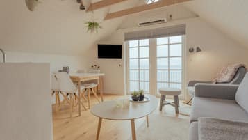 Room | Living room | 40-inch flat-screen TV with satellite channels, heated floors