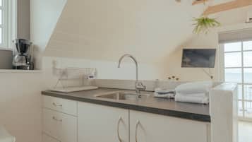 Room | Private kitchen | Full-sized fridge, oven, stovetop, coffee/tea maker