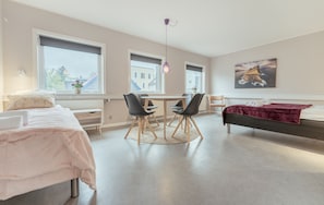 Habitación estándar | Decoración personalizada, muebles diferentes, cortinas blackout y cunas