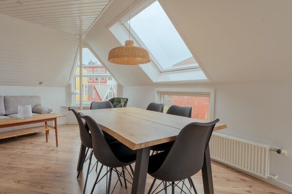 Standard Apartment, 2 Bedrooms | Dining room
