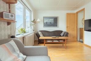 Casa estándar | Sala de estar | Televisión de pantalla plana de 40 pulgadas con canales vía satélite 