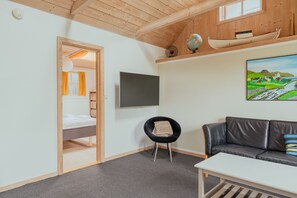 Traditional House, 2 Bedrooms | Television