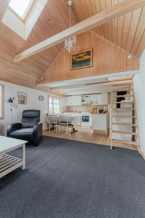 Traditional House, 2 Bedrooms | Living room